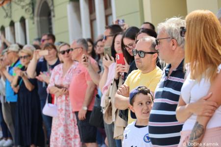Kamnik danes v znamenju maturantske četvorke, v kateri je zaplesalo preko 200 maturantk in maturantov (40)